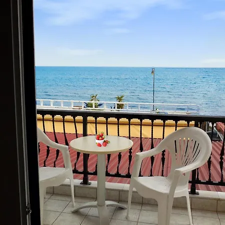 Star - Beachfront Nests Apartament